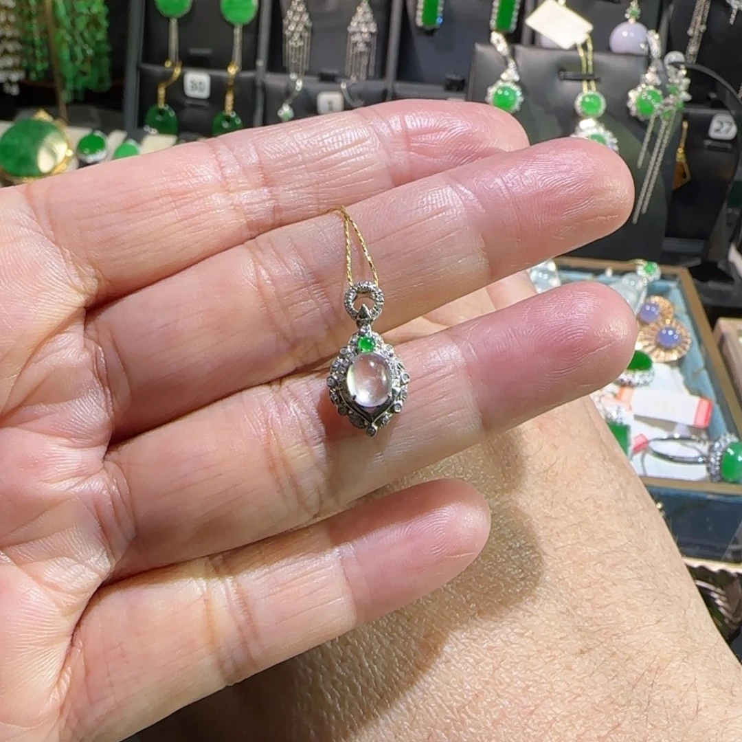 翡翠18K金镶嵌颈饰吊坠