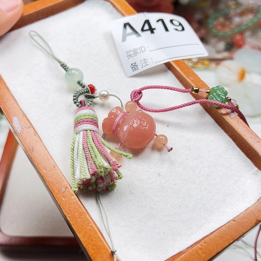 英***就石英质玉合金颈饰
