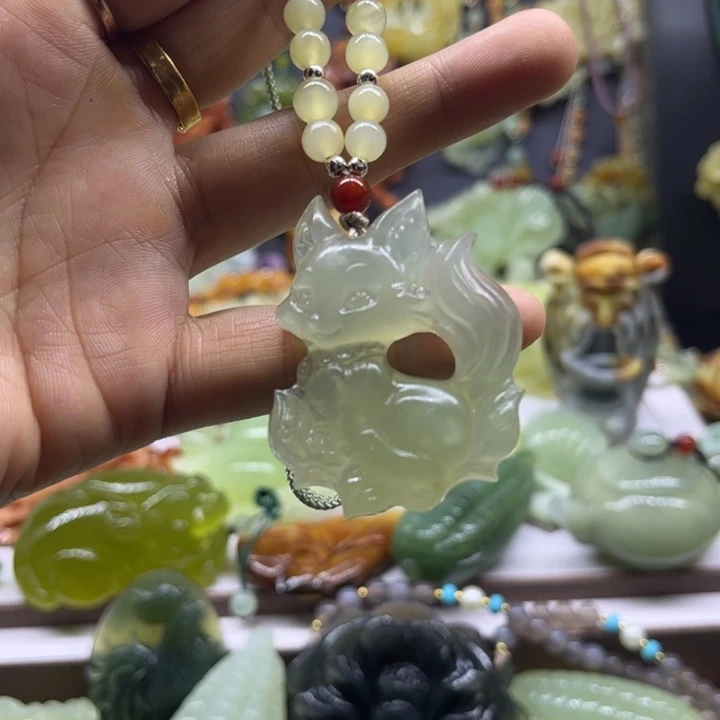 蛇纹石玉未镶嵌颈饰
