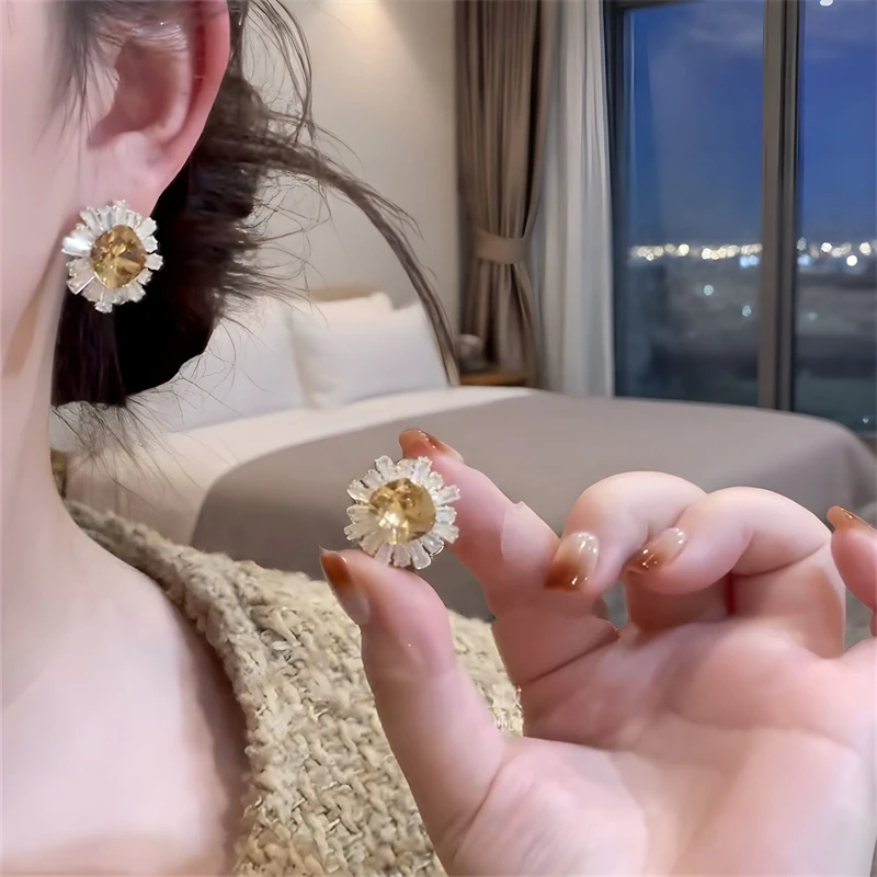 铜合金合成锆石耳饰 方糖花朵锆石耳钉轻奢简约气质百搭精致耳环