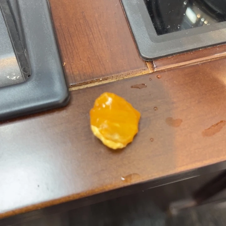 向***飞未镶嵌颈饰琥珀裸石