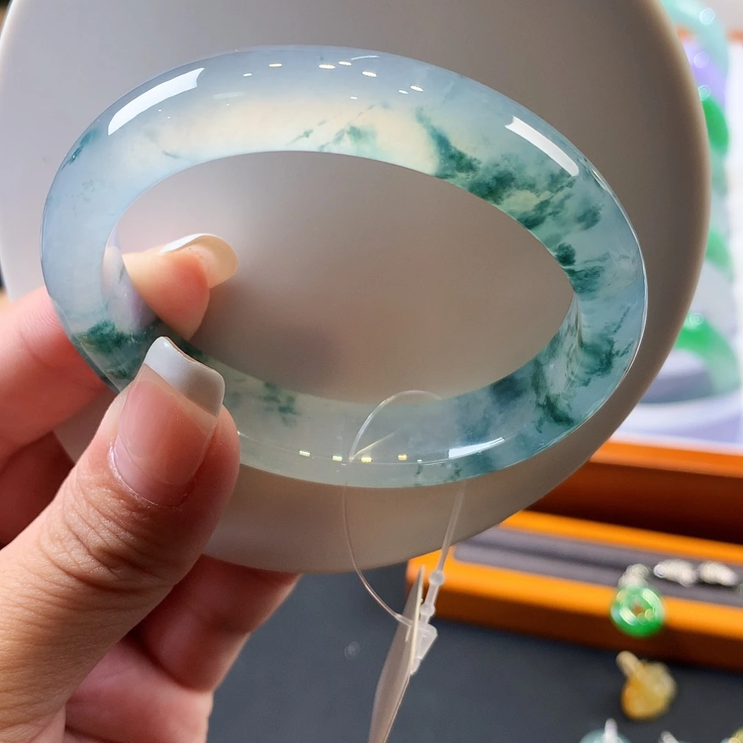 翡翠未镶嵌手镯（贵妃镯）高冰飘蓝花