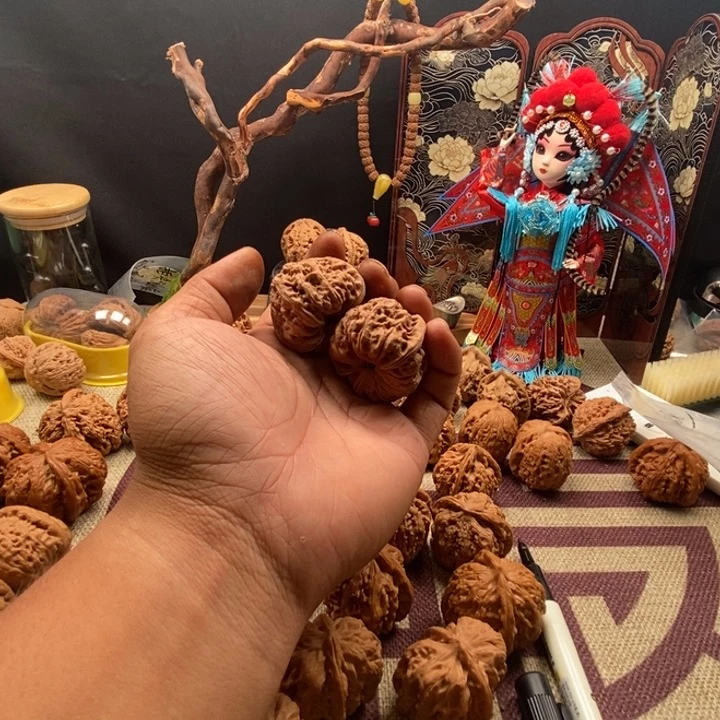 晚***赫全品凹的文玩核桃