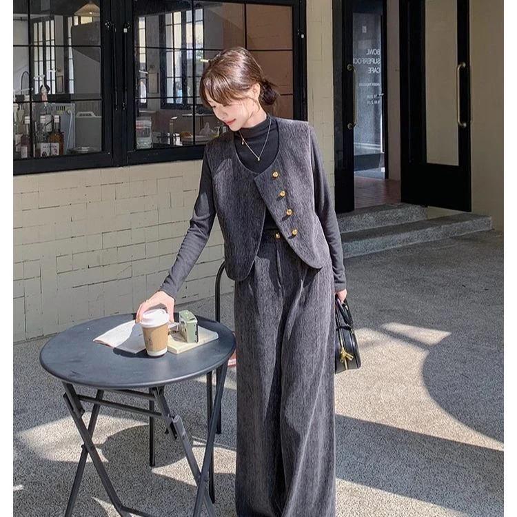 2025超火开春套装女设计感轻熟风圆领马甲长裤三件套灰色时尚套装