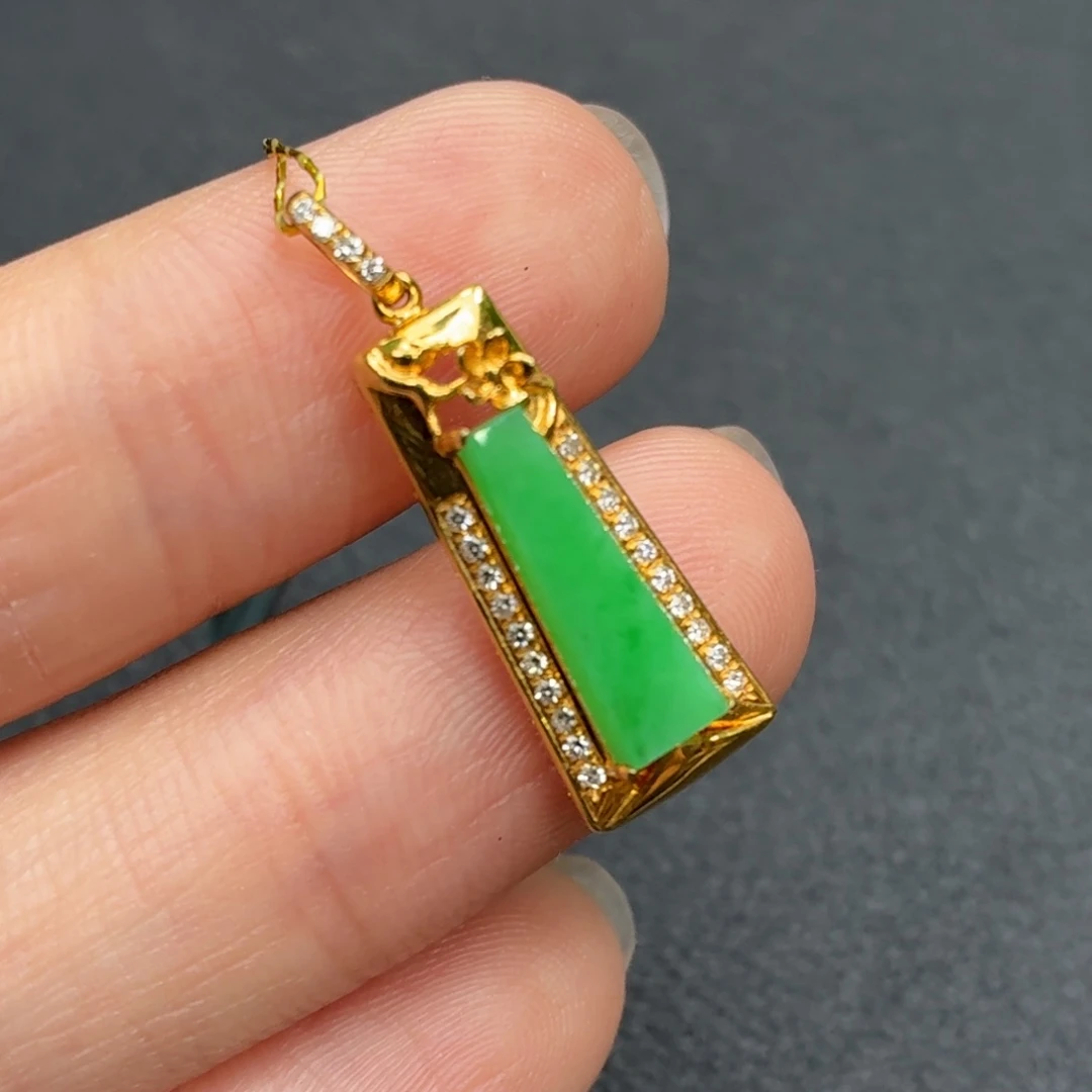 翡翠18K金镶嵌颈饰