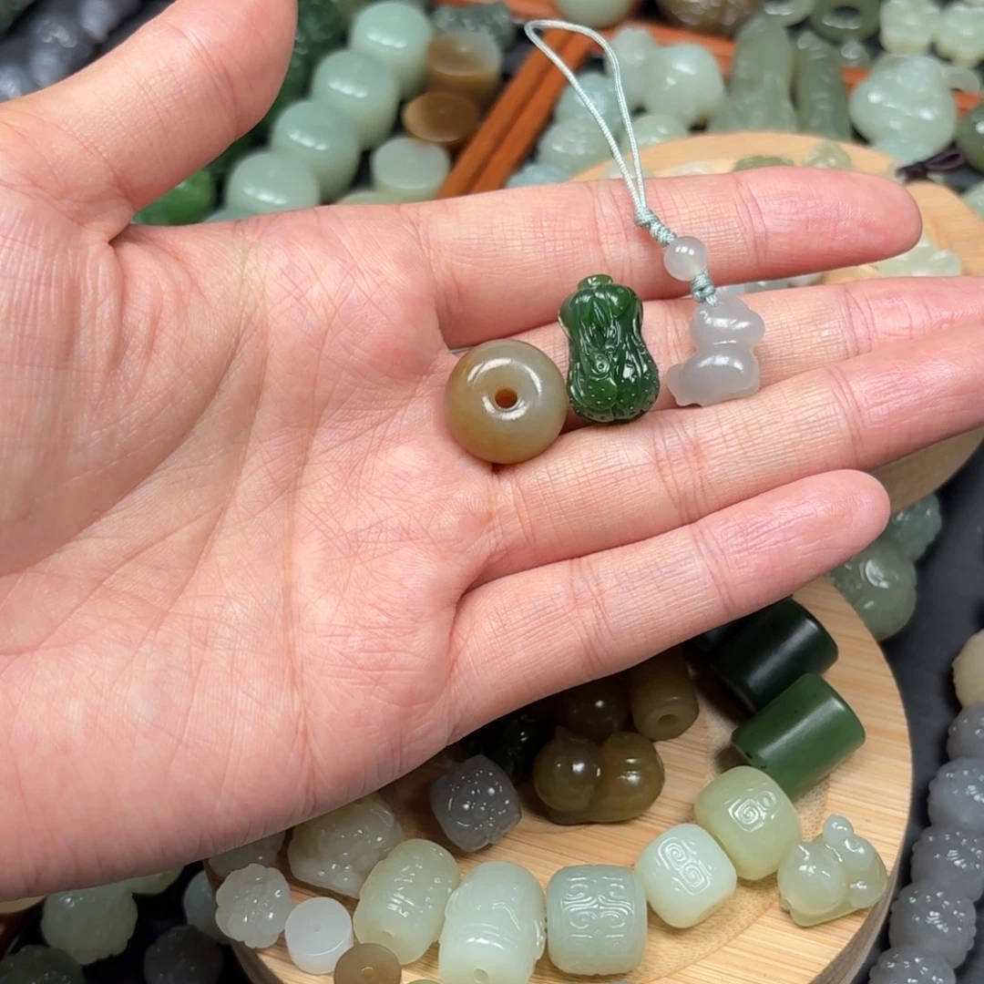 瀛***寰和田玉未镶嵌颈饰