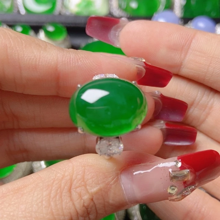 翡翠颈饰18K金镶嵌18。