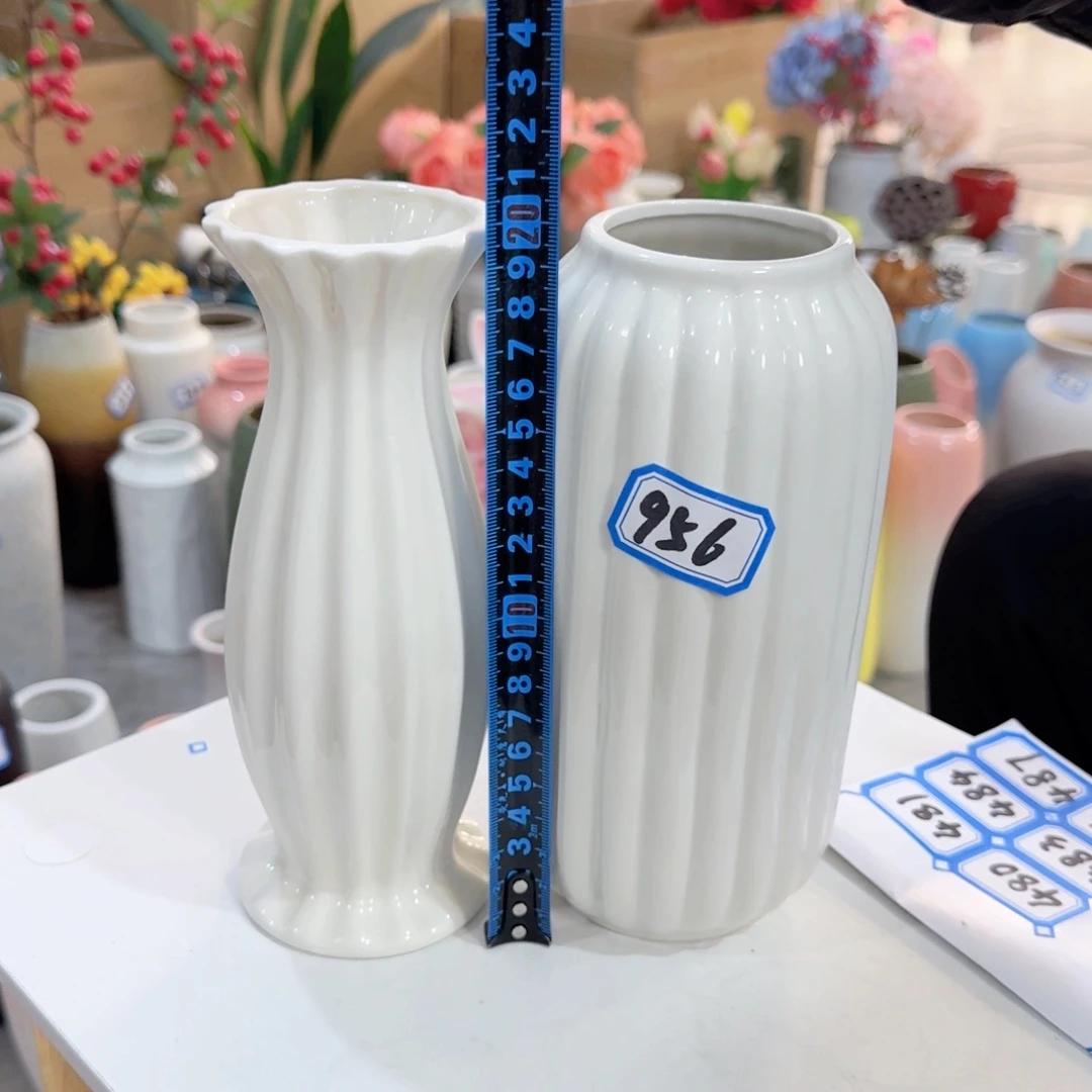 956号一对小花瓶高20厘米微瑕