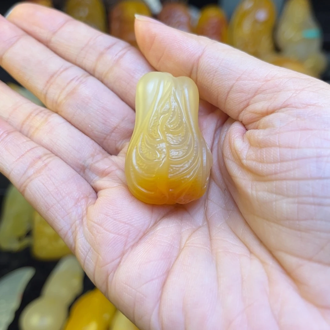 荥***泉石英质玉未镶嵌黄蜡石吊坠
