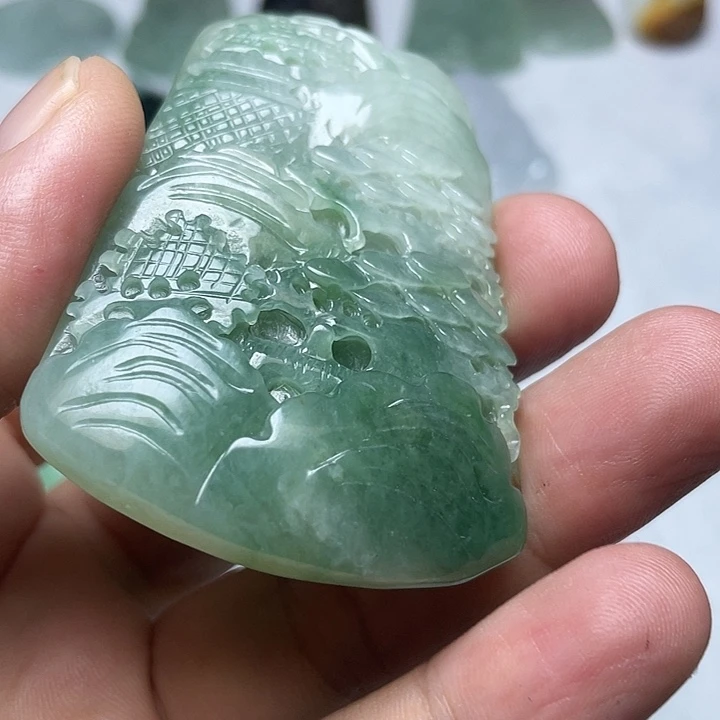 翡翠未镶嵌颈饰山水牌