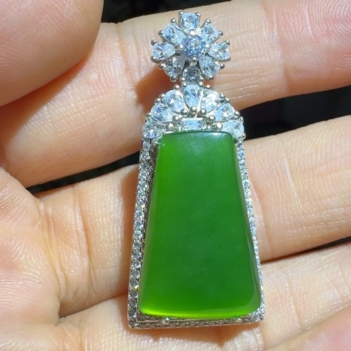 和田玉银S925镶嵌颈饰帝王绿无事牌