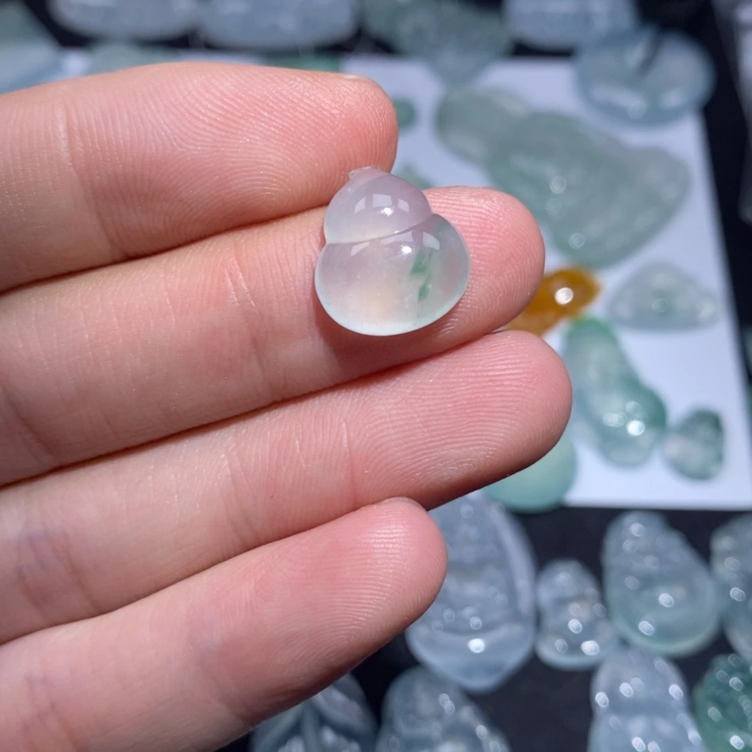 翡翠未镶嵌颈饰葫芦