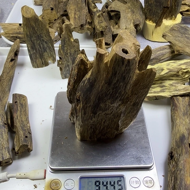 广***地香料陆河虫漏摆件94克