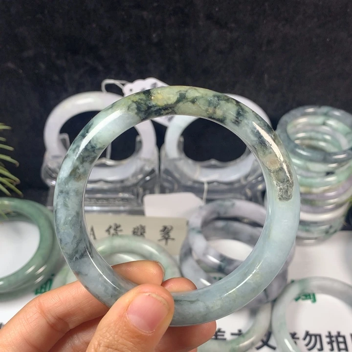 翡翠未镶嵌手镯56号。 60.9圈