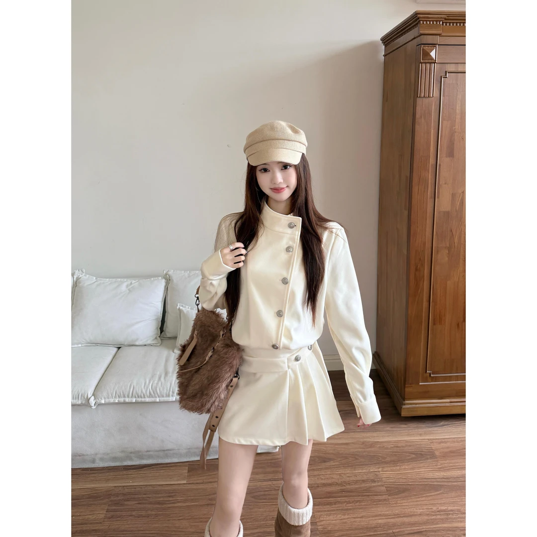2025年韩系气质新款米白单排扣连衣裙女冬季收腰减龄别致褶皱短裙