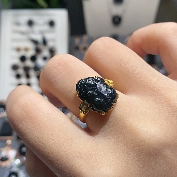 翡翠戒指18K金镶嵌貔貅