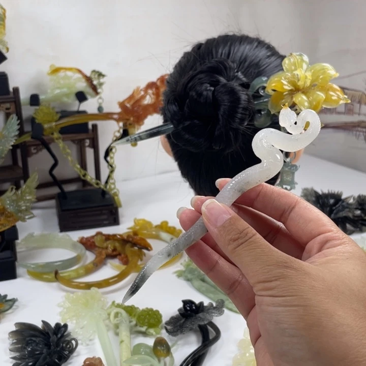 一***朵蛇纹石玉未镶嵌发簪