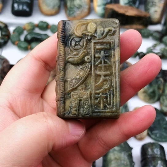 未镶嵌岫岩河磨玉（透闪石质玉）把件