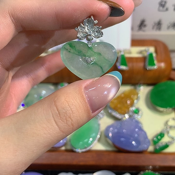 颈饰18K金镶嵌翡翠