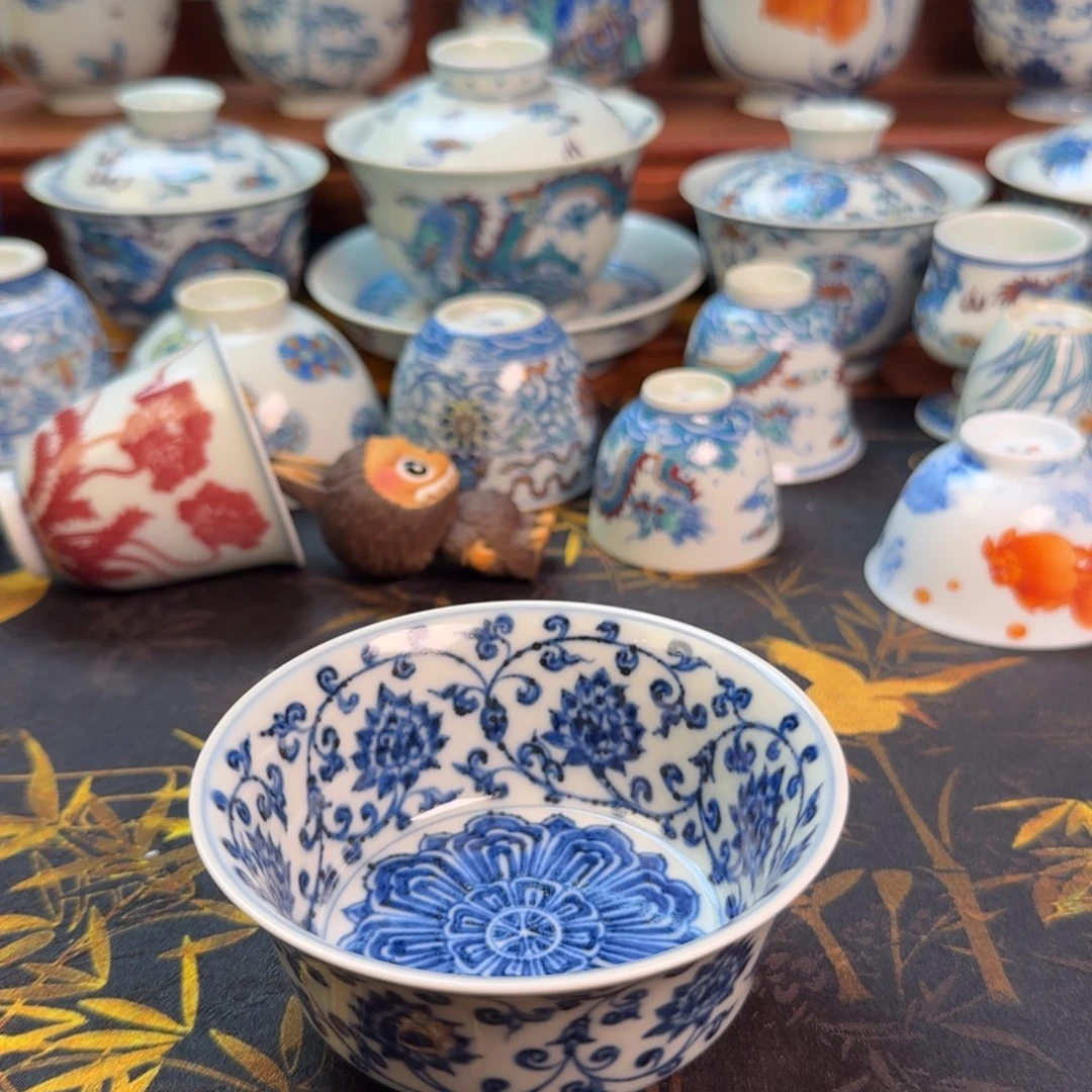 缠枝莲宝相花马蹄主人杯