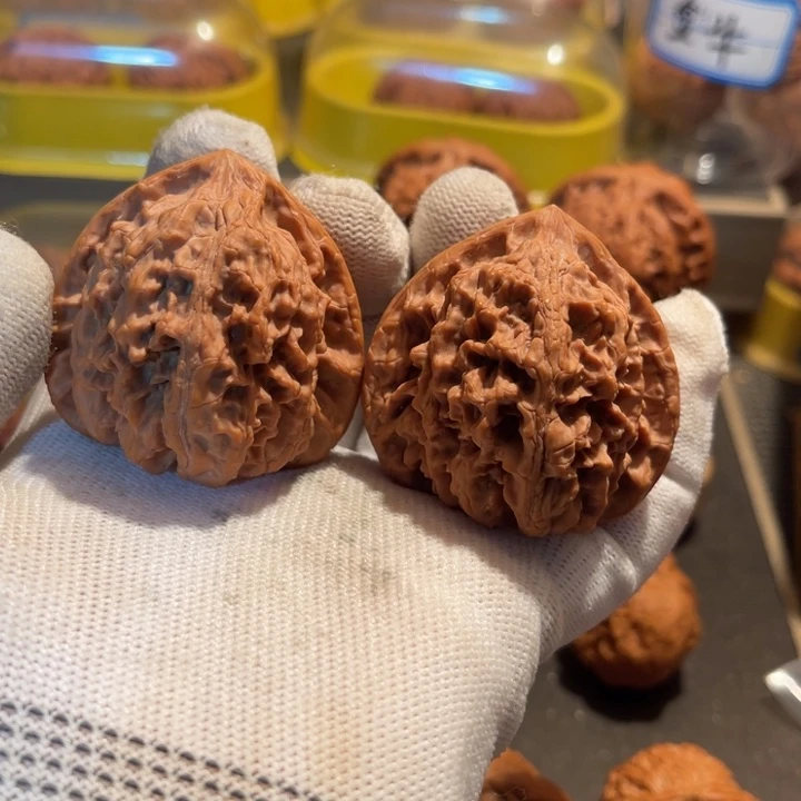 文玩核桃把件三角狮头46