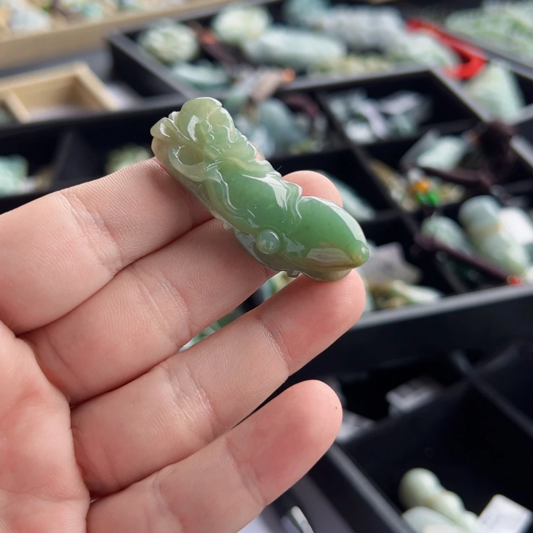 翡翠未镶嵌颈饰挂件