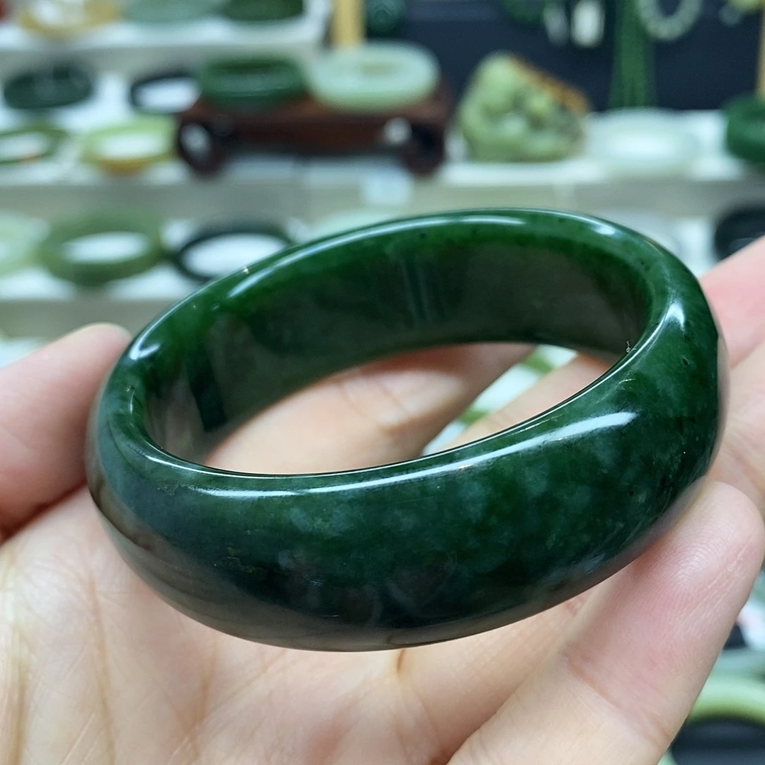 和田玉（碧玉）未镶嵌手镯