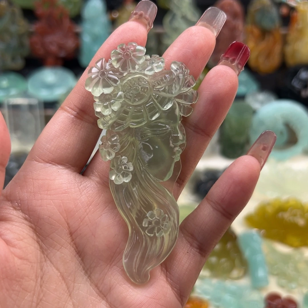 岫玉未镶嵌颈饰女孩