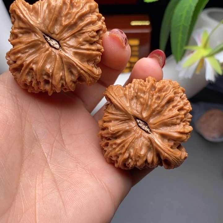 文玩核桃把件君****苑南疆石