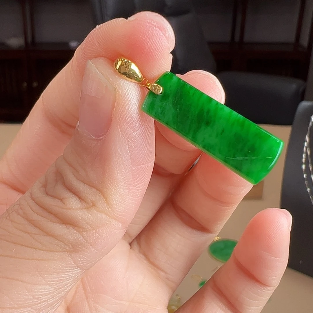 翡翠18K金镶嵌颈饰吊坠有纹