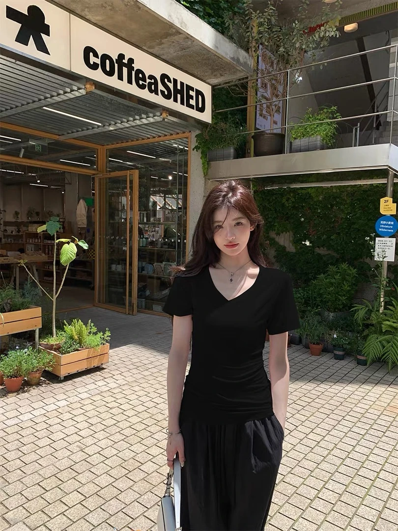 时尚盐系V领口正肩短袖女T恤新款夏季修身显瘦掐腰设计感收腰上衣