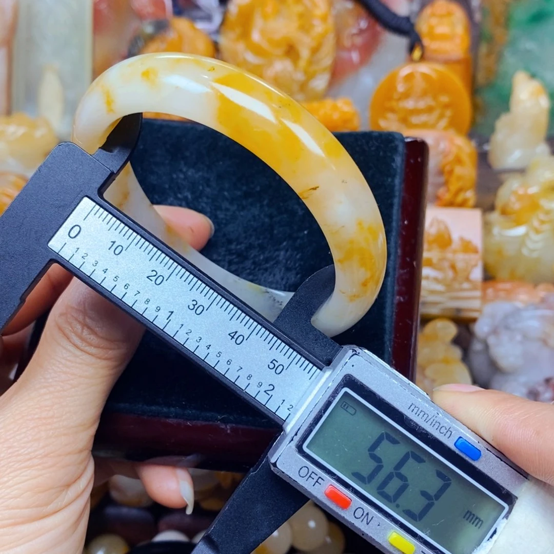 石英质玉（黄龙玉）未镶嵌颈饰
