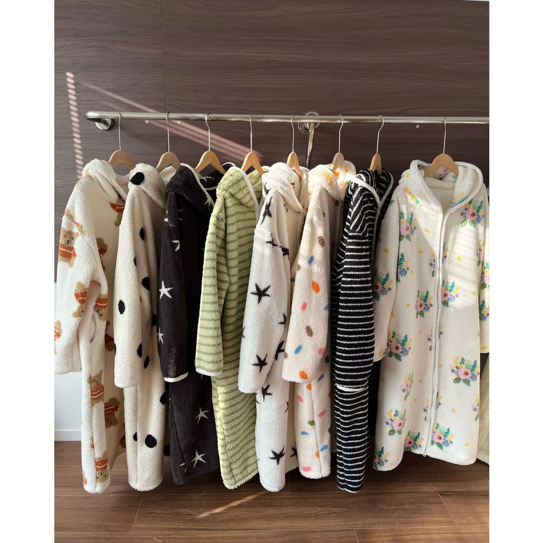 珊瑚绒睡袍女款秋冬季长袖连帽睡衣加绒加厚家居服长款睡裙可外穿