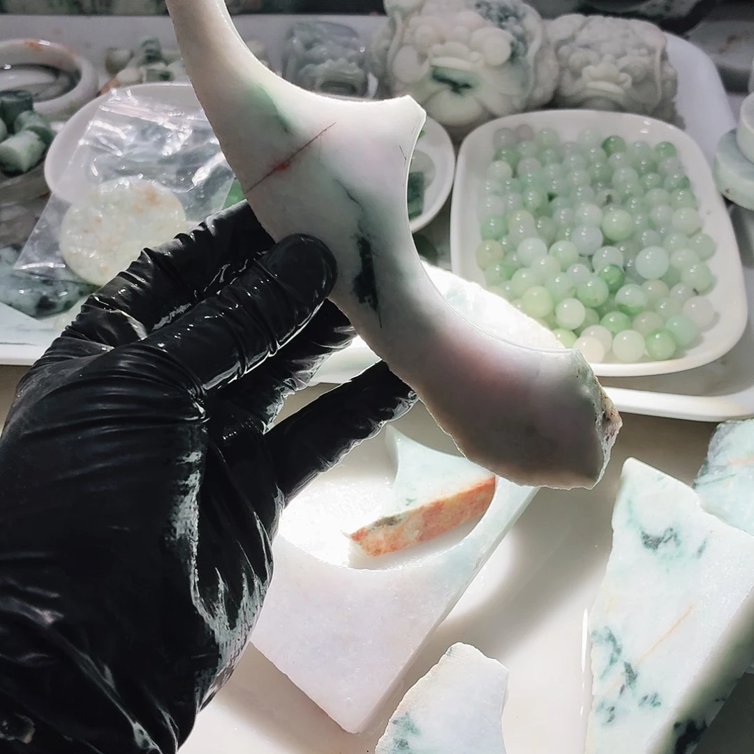 翡翠未镶嵌颈饰边角料