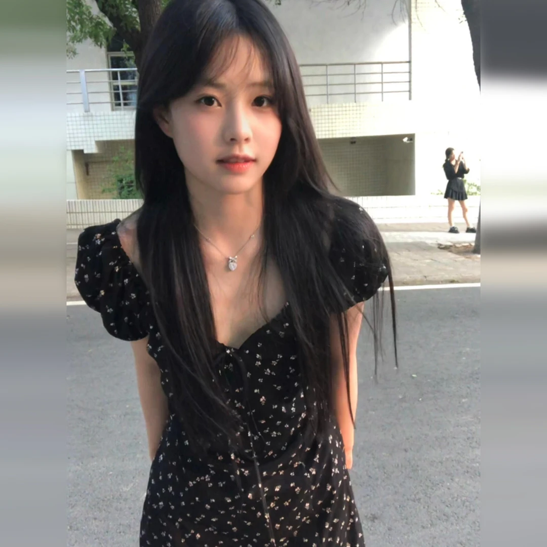 黑色碎花短袖连衣裙2025新款今年流行爆款气质小个子收腰短裙夏季