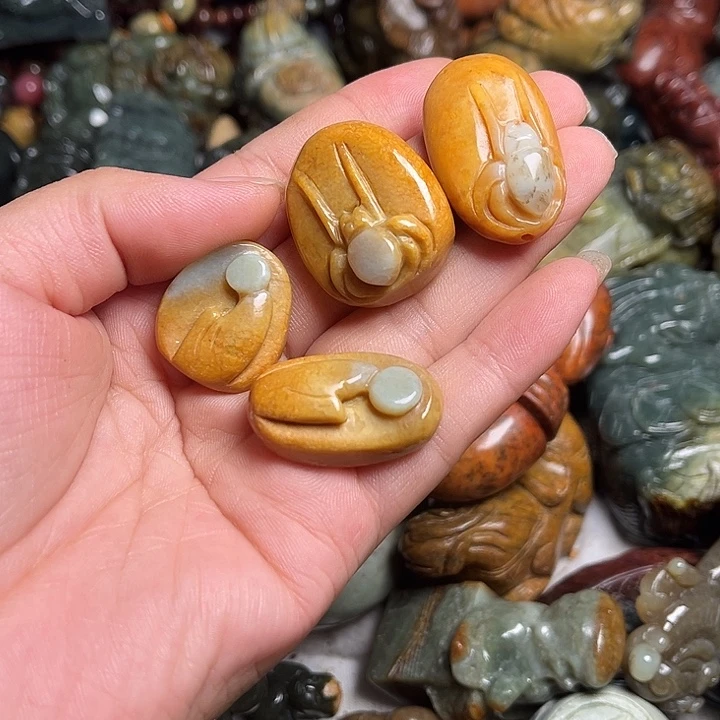 未镶嵌岫岩河磨玉（透闪石质玉）挂件