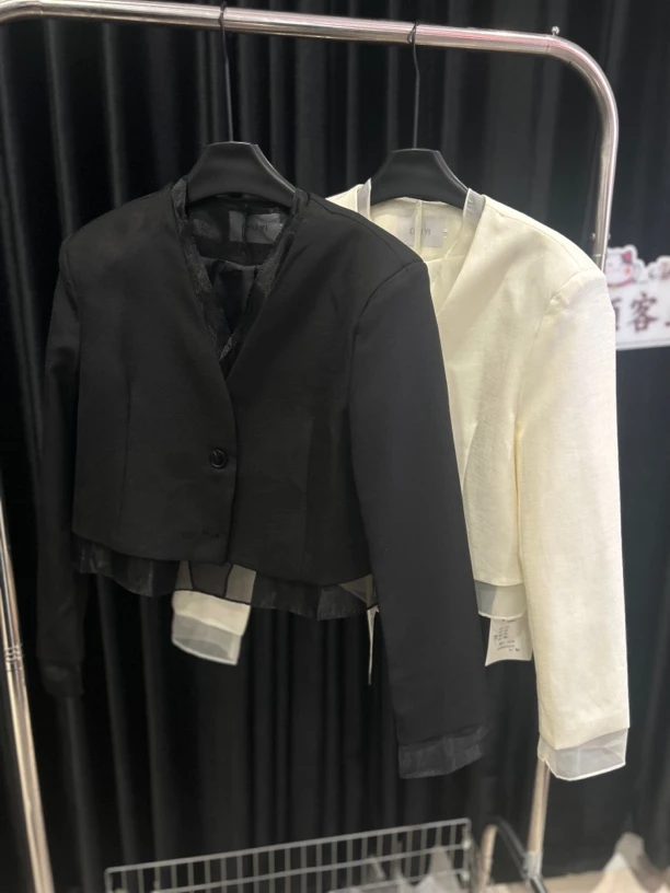 2025年春季新款女装短款垫肩拼纱西装外套