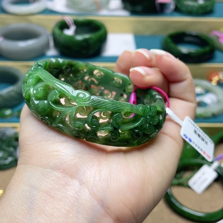 和田玉手镯57+圈口。编号103未镶嵌