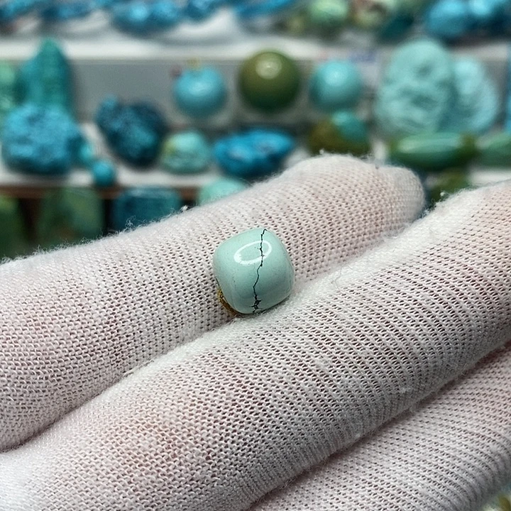 芙***雅绿松石未镶嵌珠宝奇石