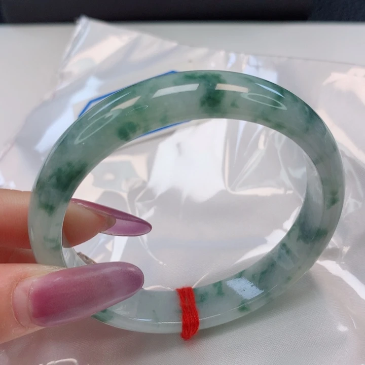 翡翠手镯未镶嵌55圈