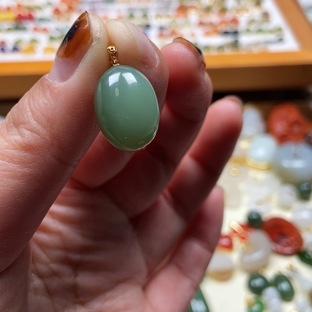 和田玉吊坠18K金镶嵌