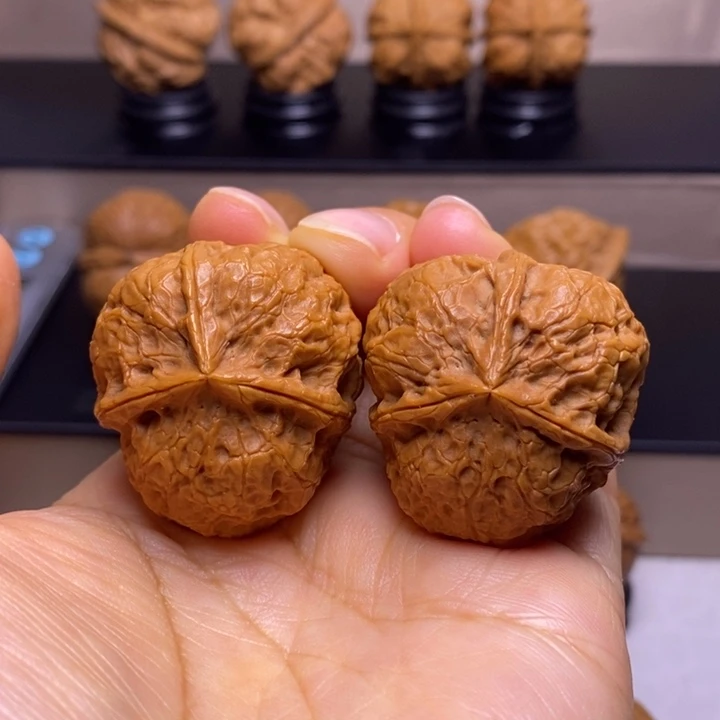 文玩核桃把件红宝石三楞20