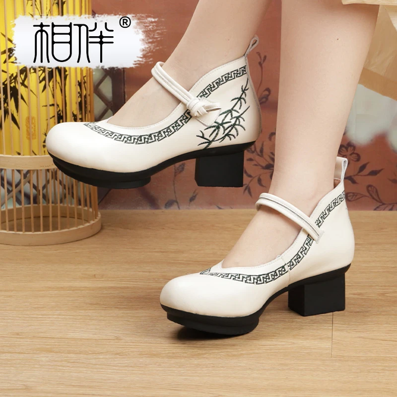 相伴复古真皮牛皮女士粗跟单鞋刺绣民族风中老年国风高跟鞋53245