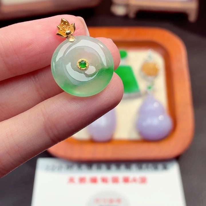 翡翠18K金镶嵌颈饰