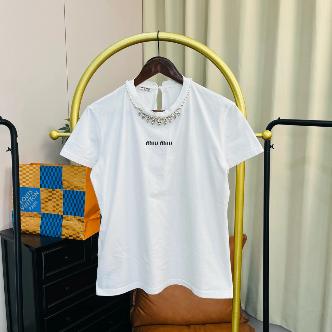 99新 MIU MIU/缪缪 白色领口水钻胸口logo短袖 M码 99新