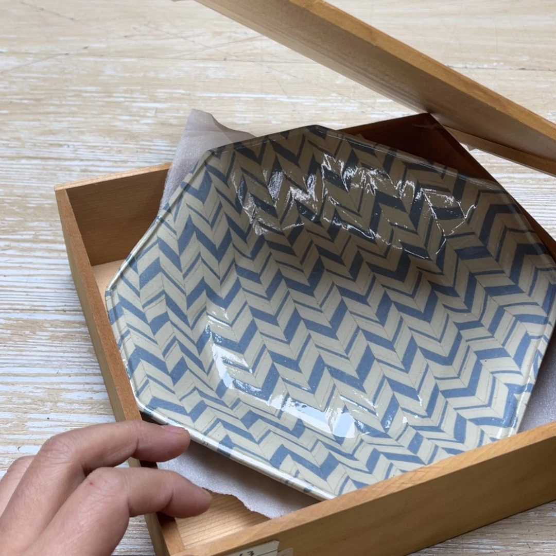 瓷片你****干密密麻麻地排列着