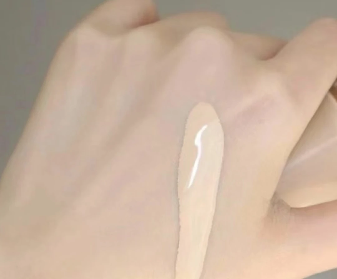 【言言分享小兰】轻薄丝滑贴肤小蛮腰滋润粉底液