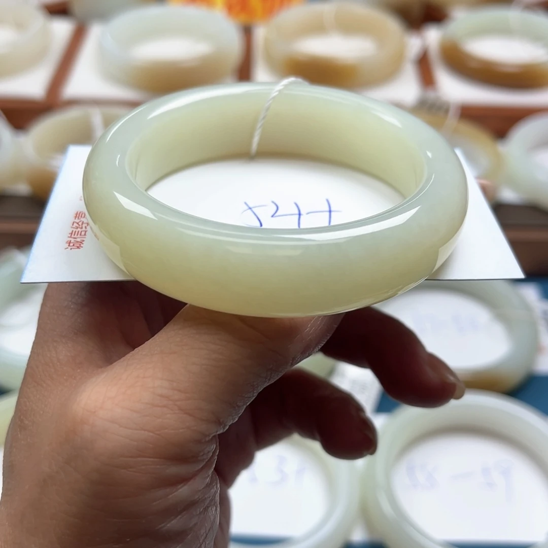 未镶嵌手镯和田玉开*