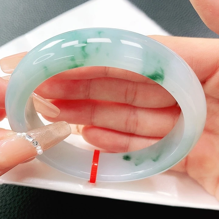 翡翠手镯未镶嵌55圈