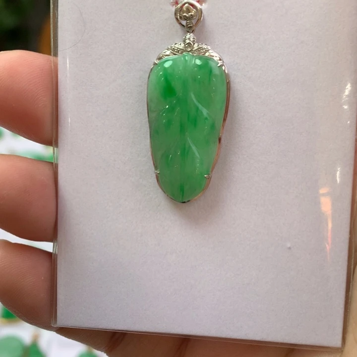 翡翠颈饰18K金镶嵌翡翠吊坠